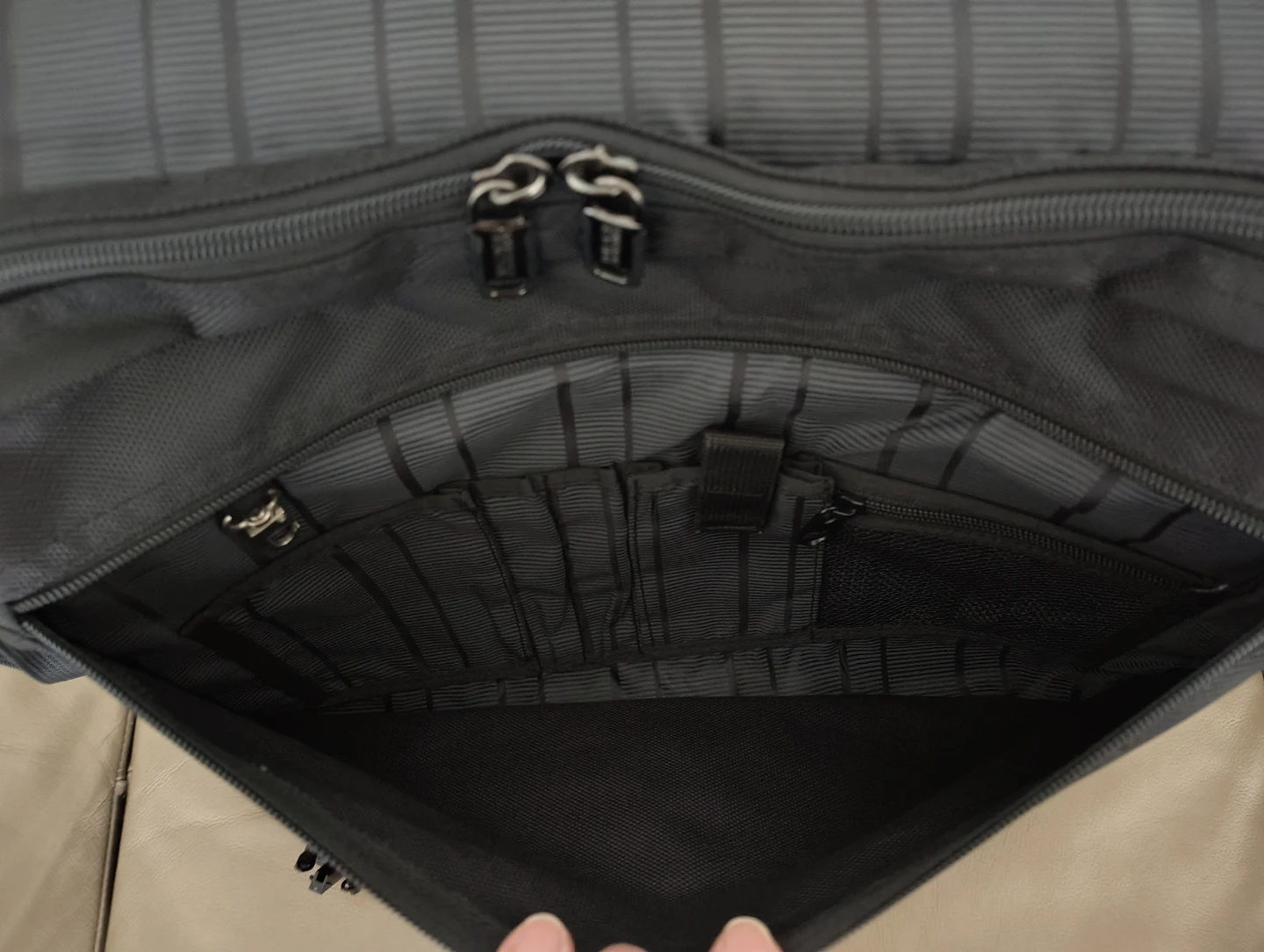 Kenneth Cole Reaction Messenger Bag - photo 5