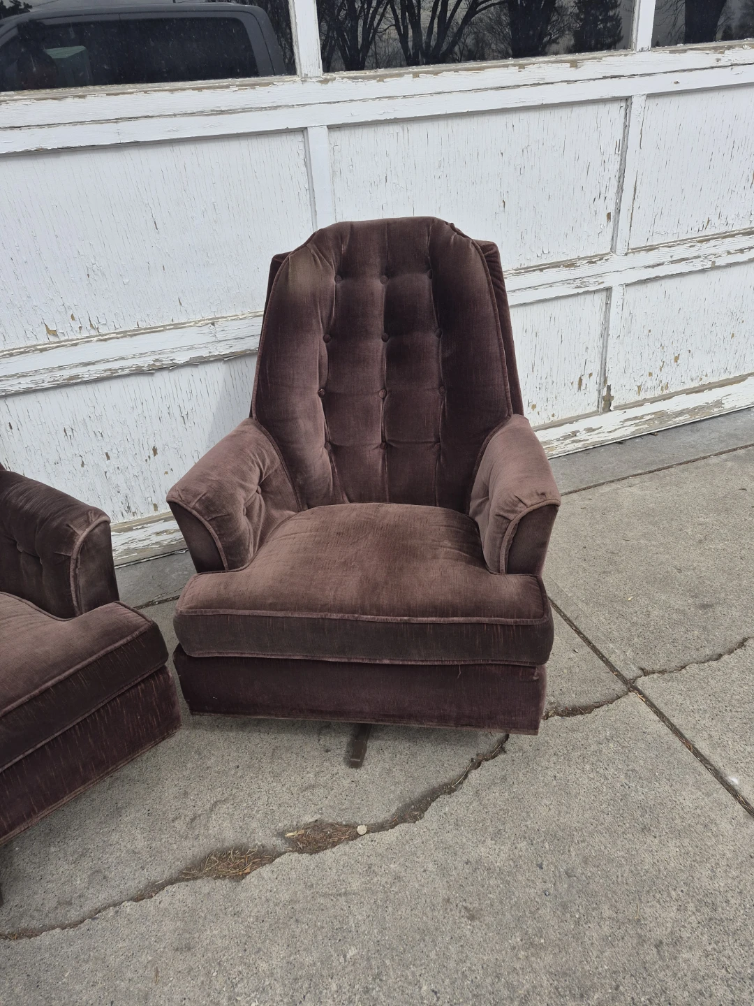 Pair of Brown Tufted Swivel Armchairs - photo 2