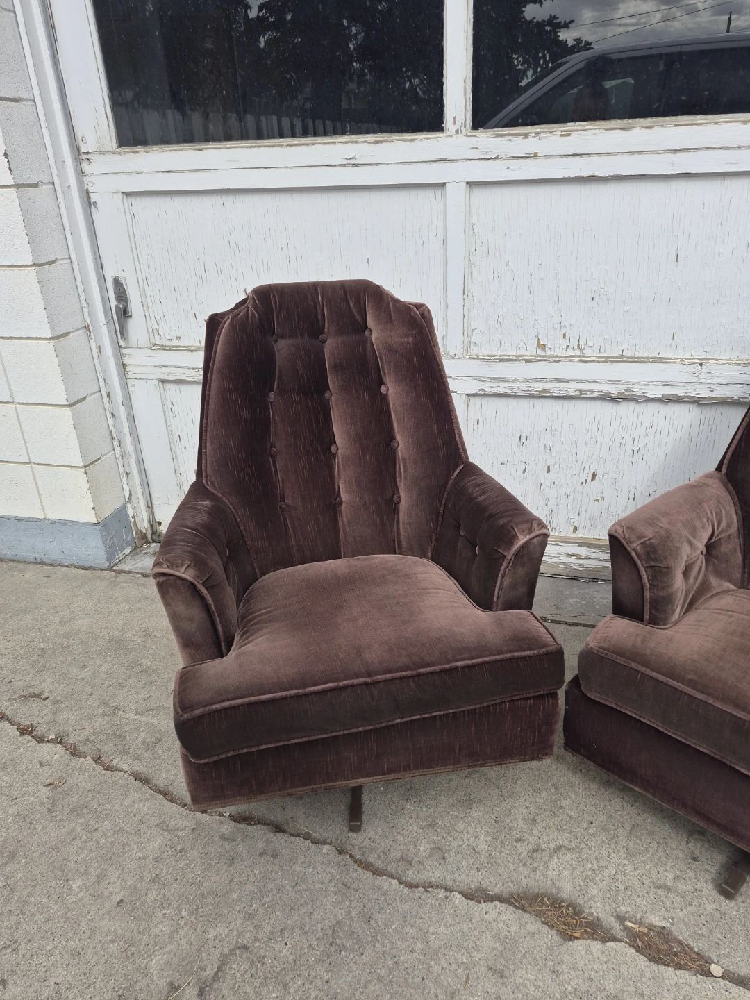 Pair of Brown Tufted Swivel Armchairs - photo 3