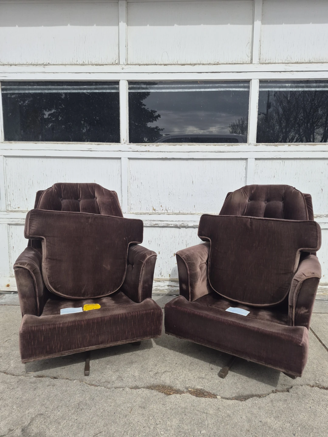 Pair of Brown Tufted Swivel Armchairs - photo 4