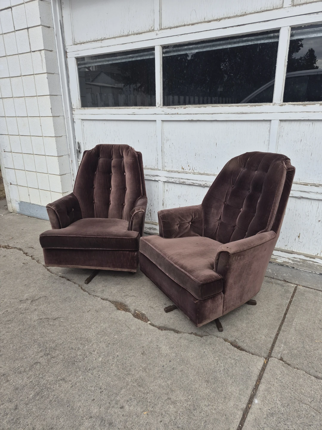 Pair of Brown Tufted Swivel Armchairs - photo 5