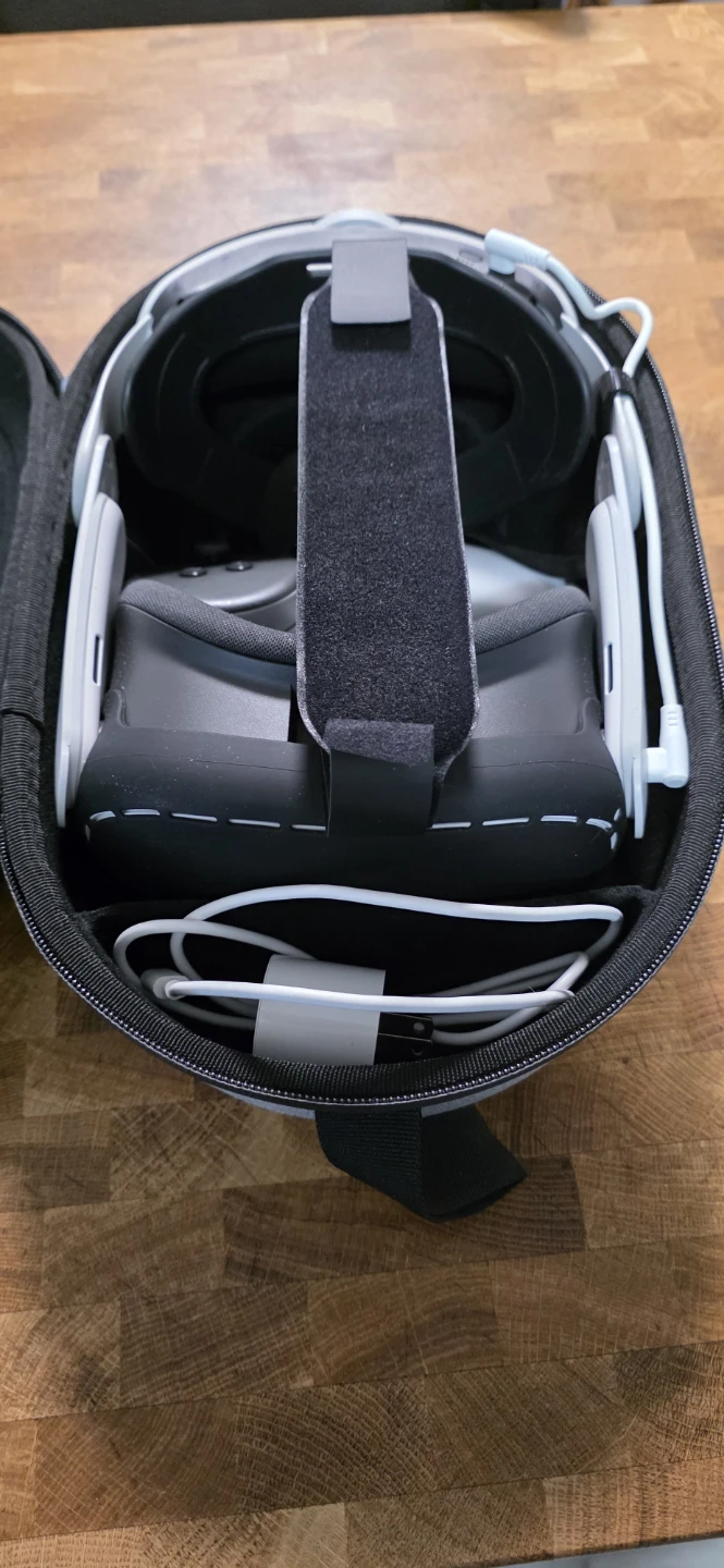 Meta Quest 3 VR Headset with Controllers and Case - photo 2