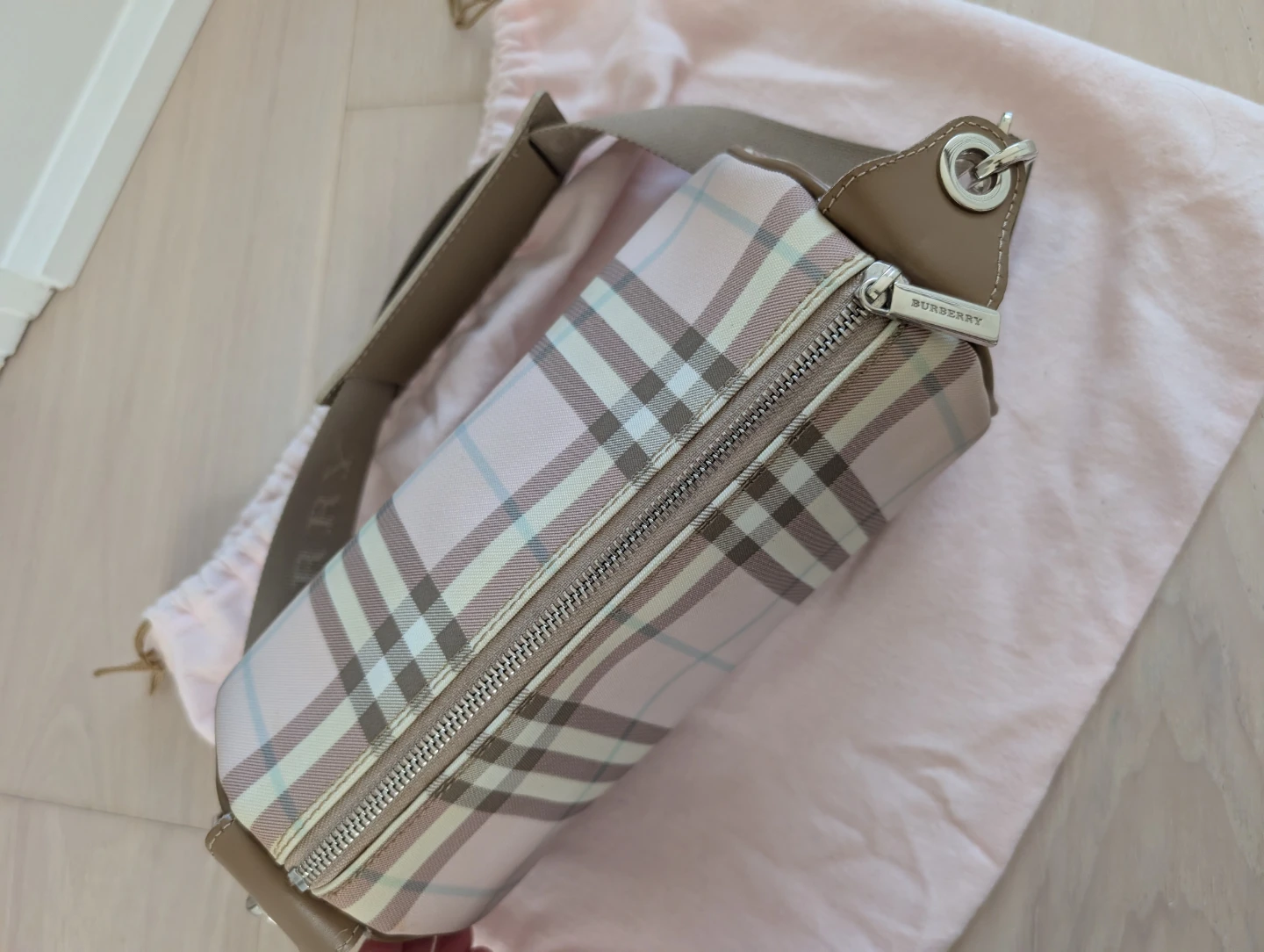 Burberry Nova Check Pink Canvas Barrel Bag - photo 2