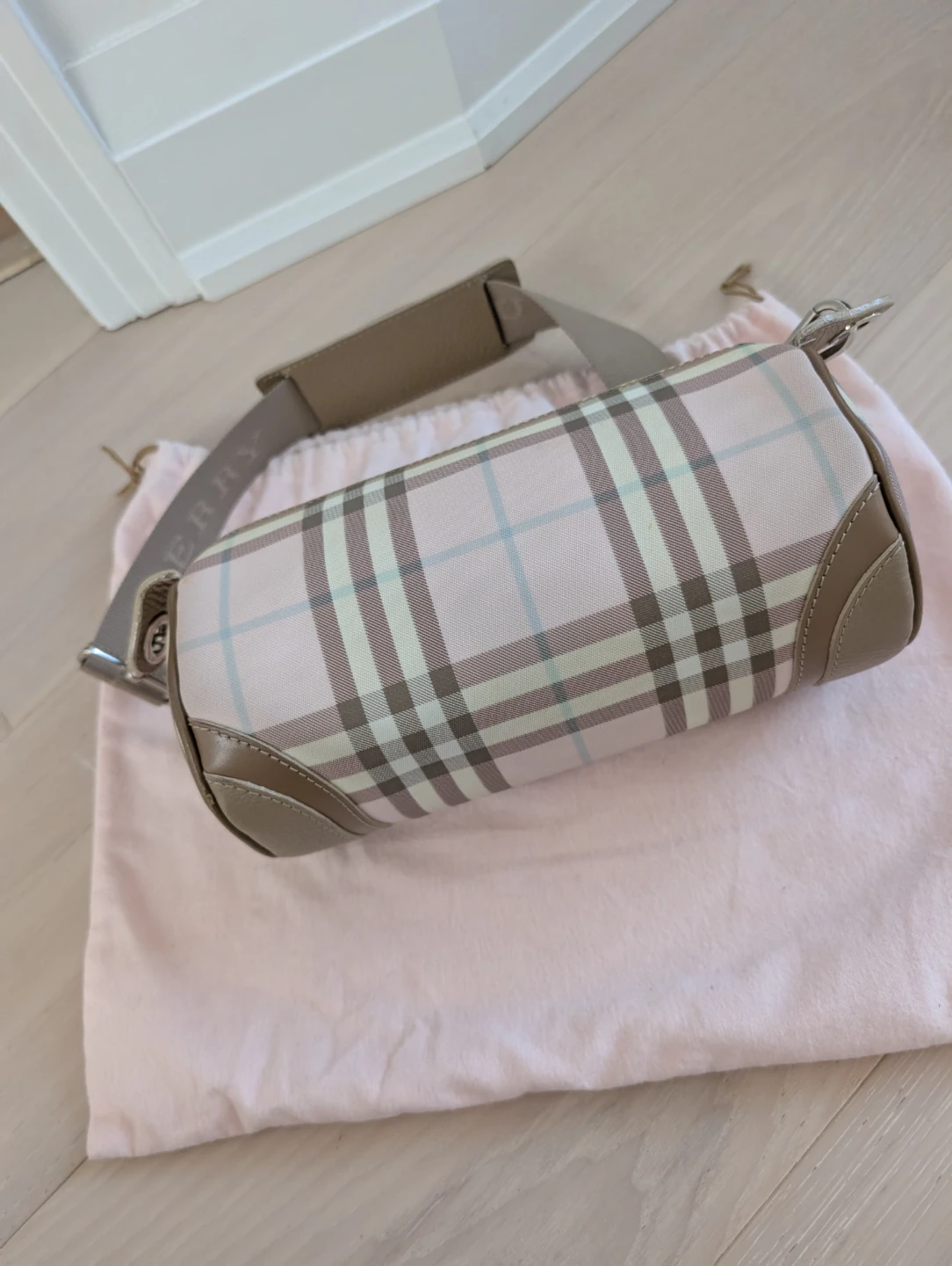 Burberry Nova Check Pink Canvas Barrel Bag - photo 4