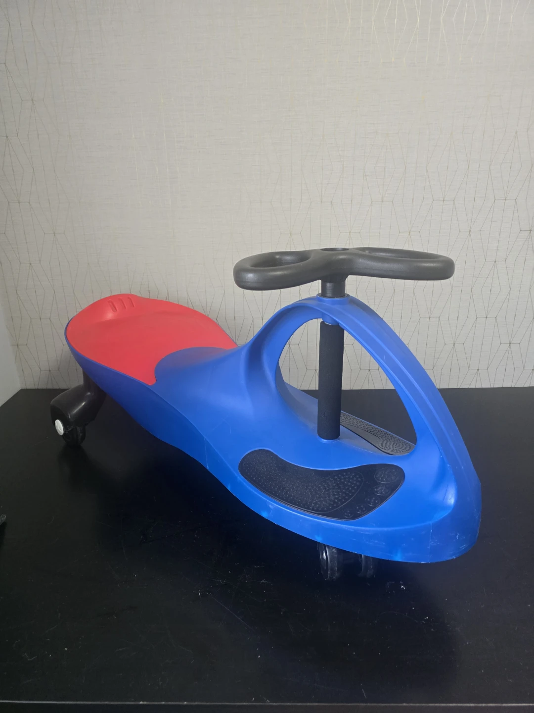 Plasma- Indoor use only Ride-On Wiggle Car - Blue and Red - photo 2