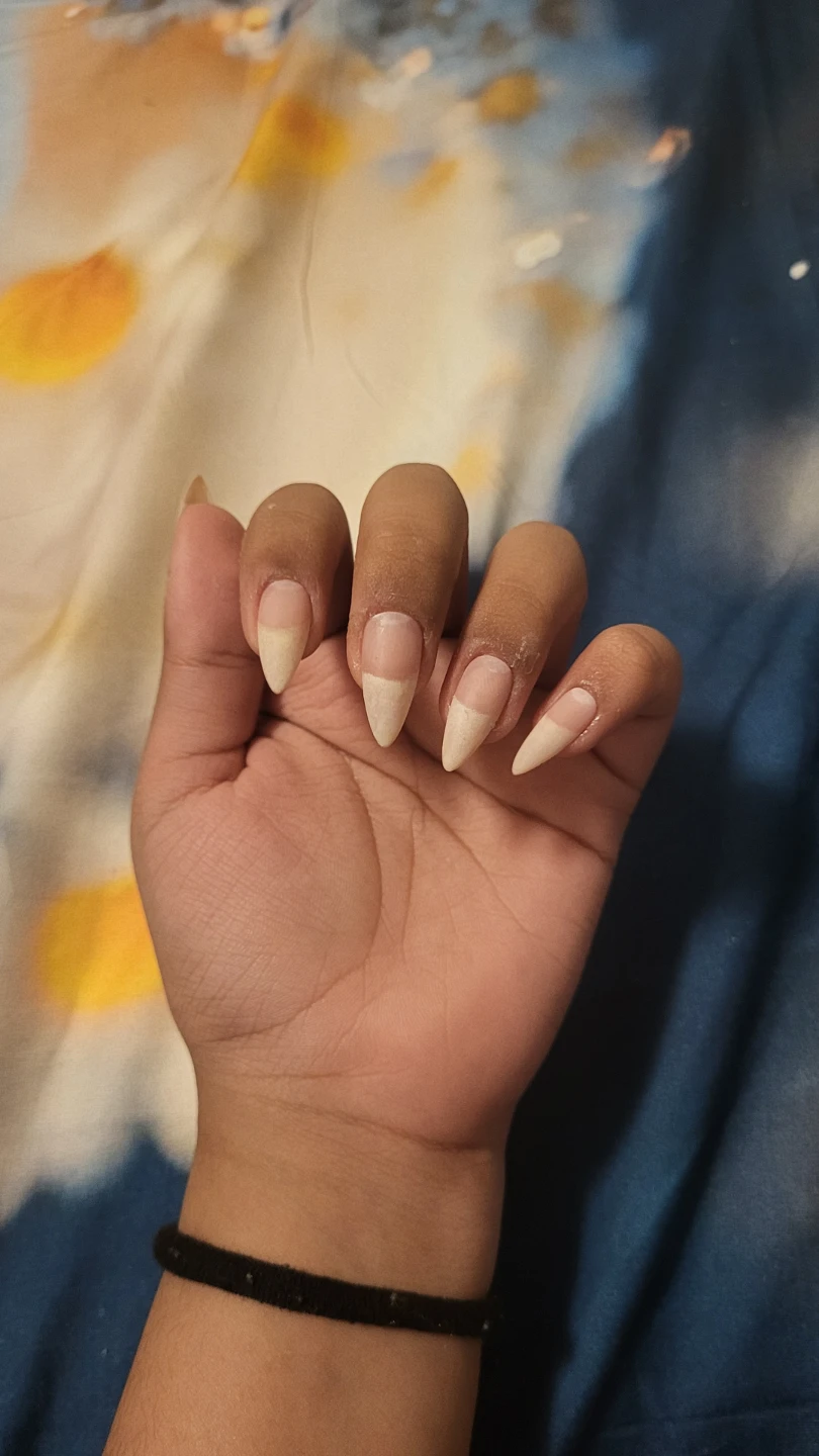 Almond shape artificial nails - photo 2