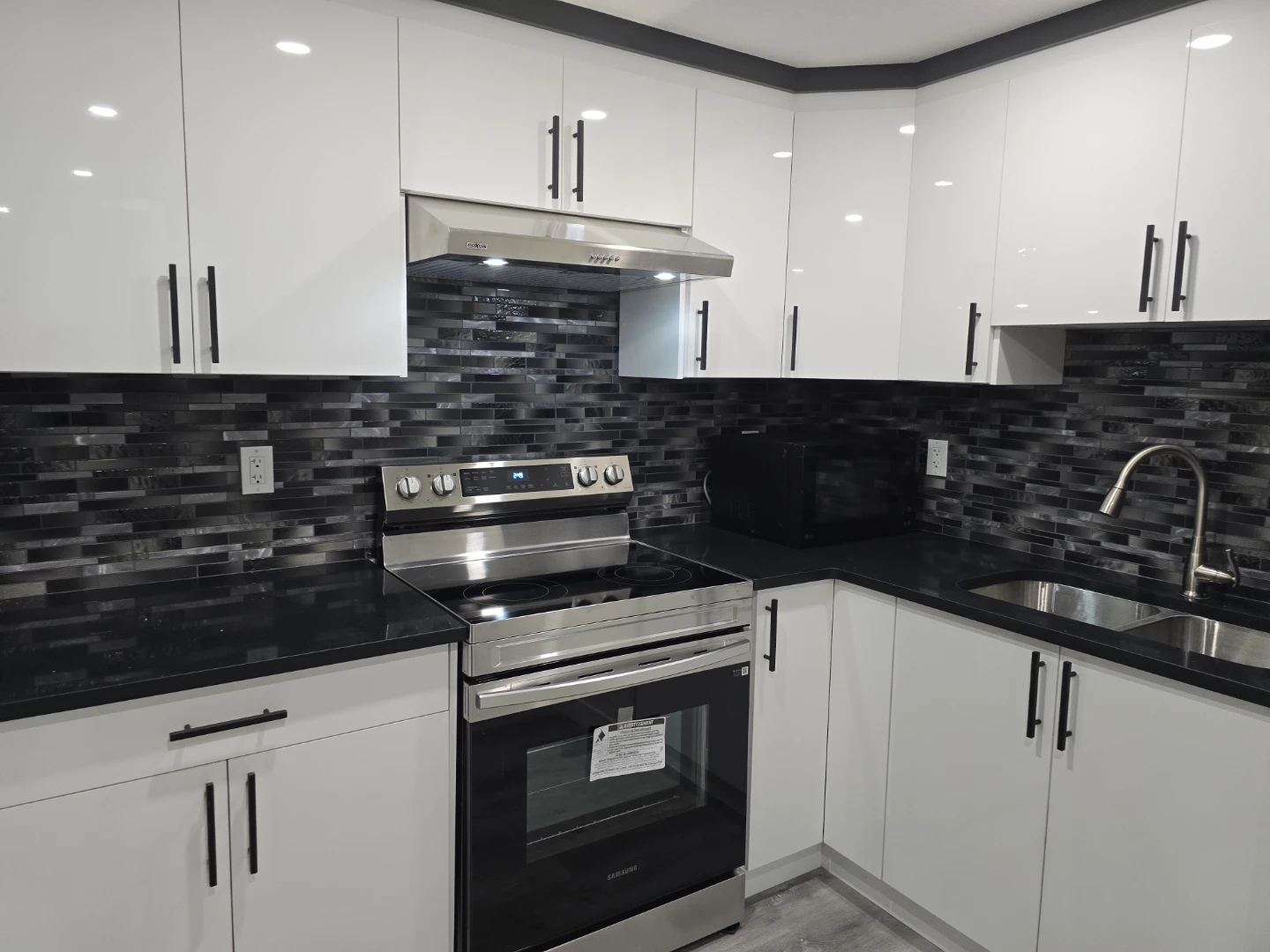Private room for rent (ready to move may 1) - photo 4