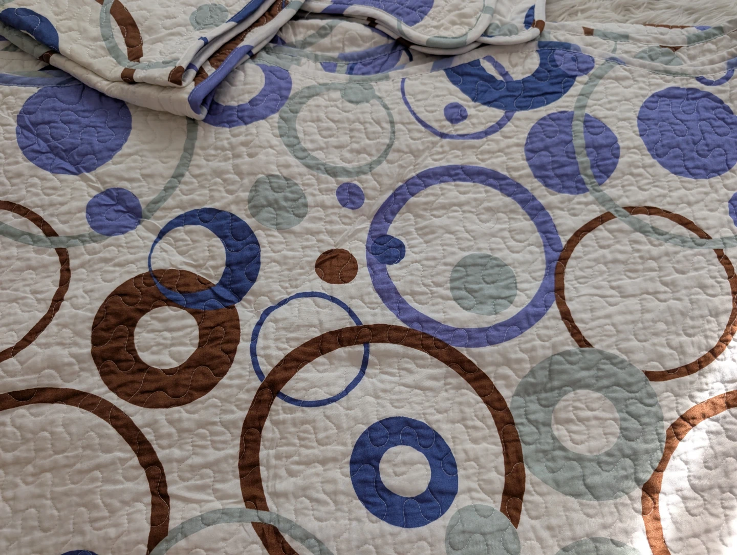 Quilted Throw Blanket with 2 Matching pillowcases - photo 4