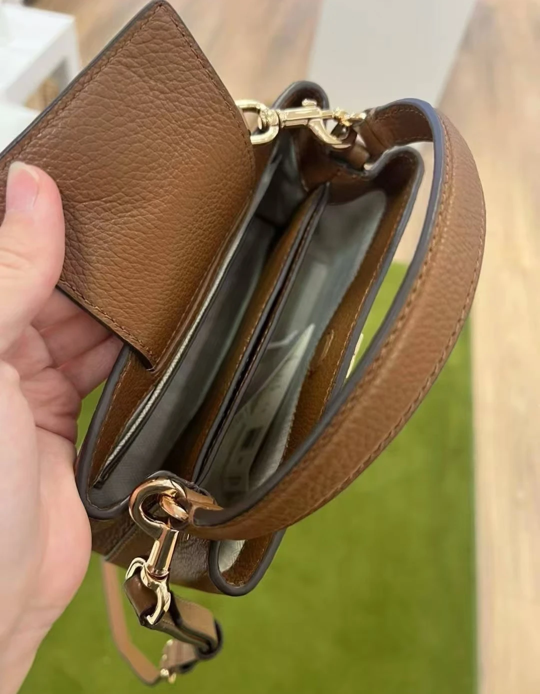 Tory Burch Britten Smooth Mini Satchel - New Condition - photo 4