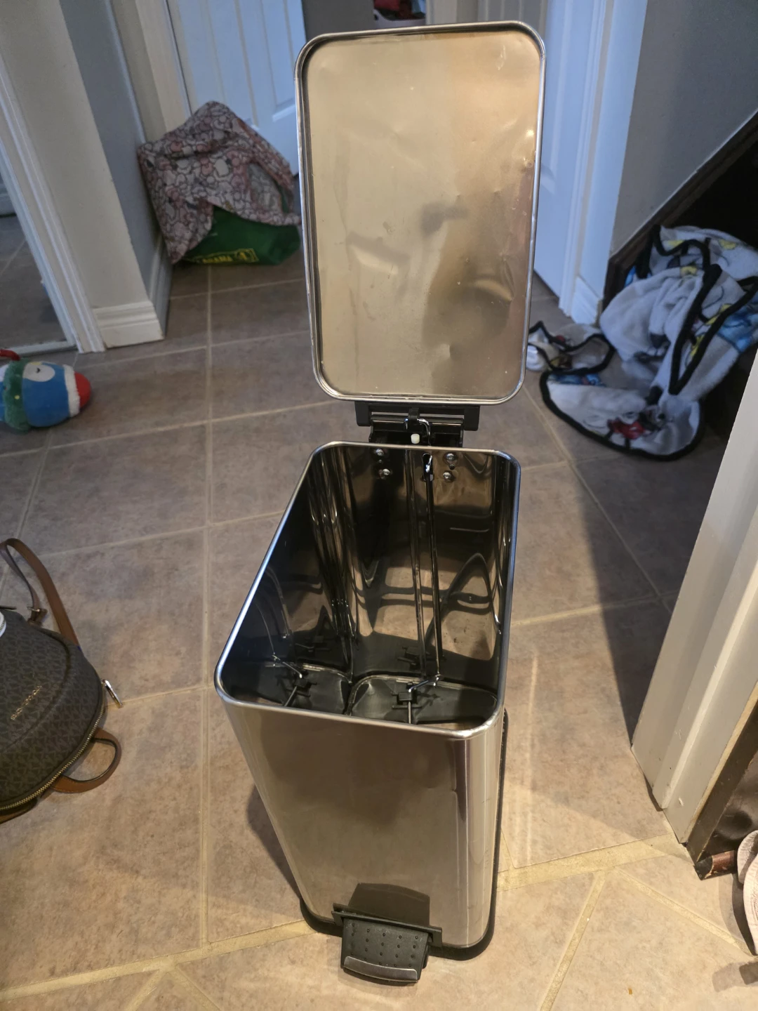 Garbage can (no bin inside it broke ) - photo 3