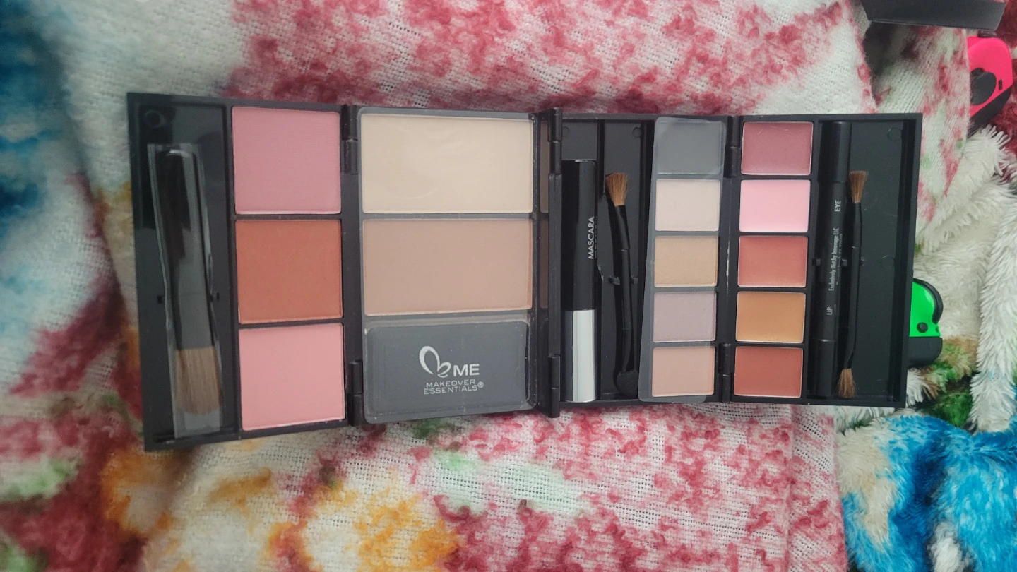 MAKEover ESSENTIALS Beauty Diary Makeup Palette