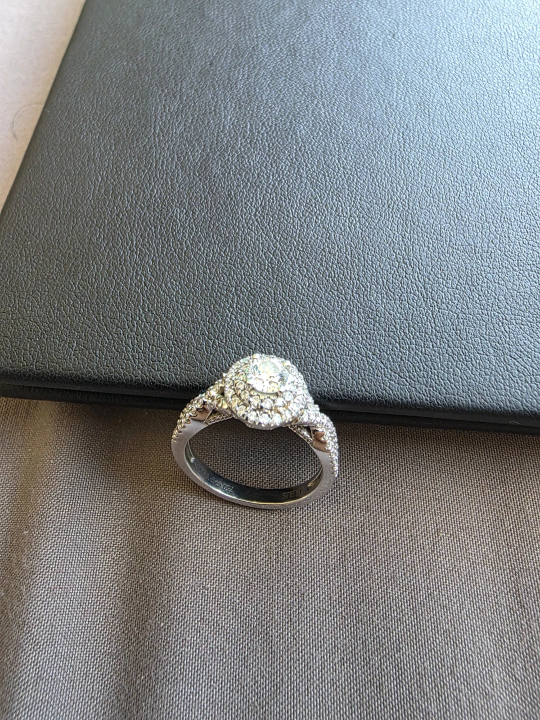 Stunning Canadian Diamond Engagement Ring – Certified - photo 3