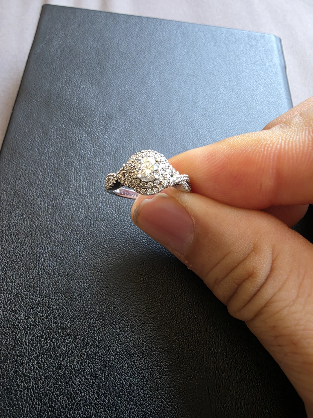 Stunning Canadian Diamond Engagement Ring – Certified - photo 4