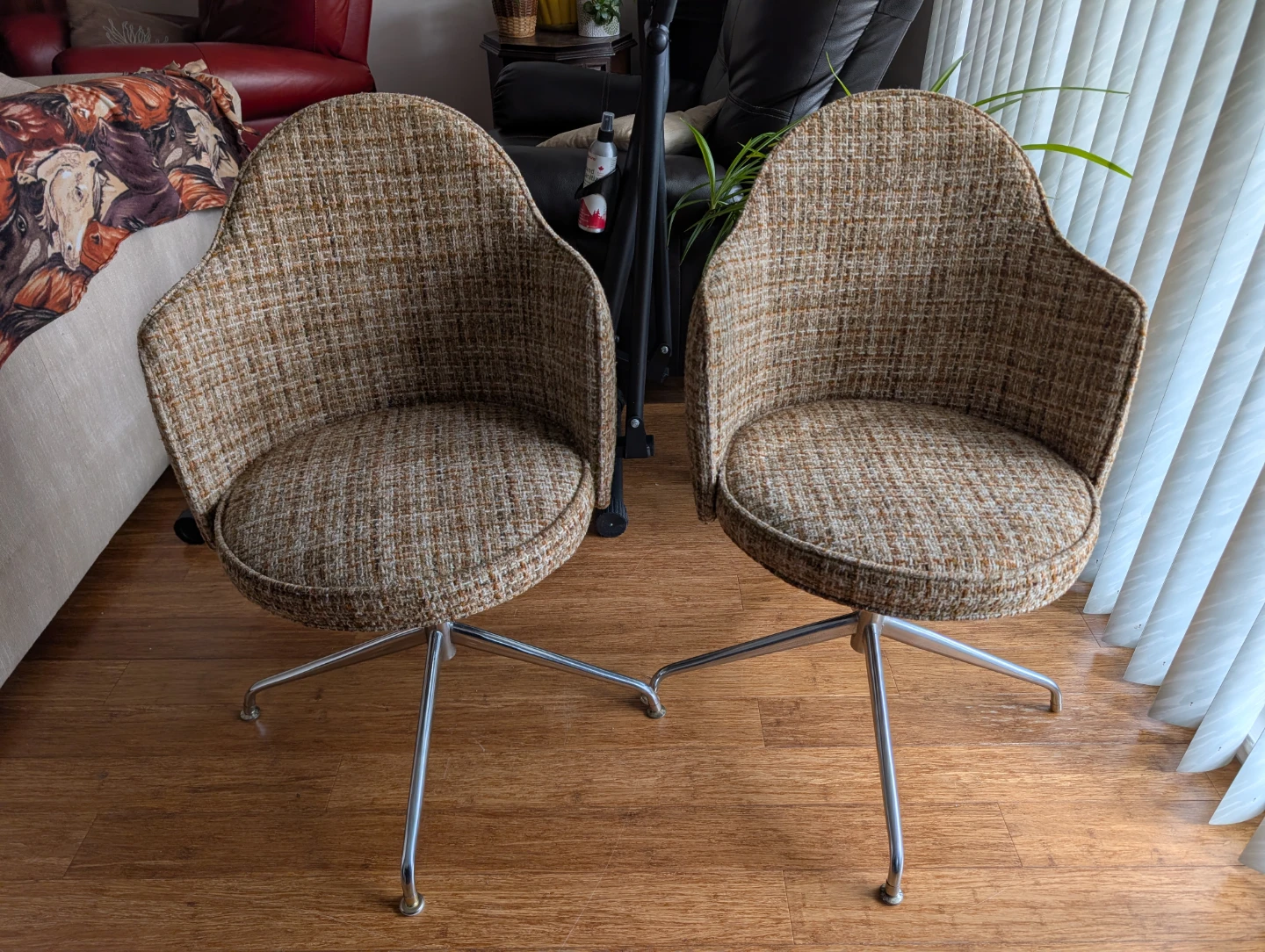 Set of 2 Swivel Accent Chairs