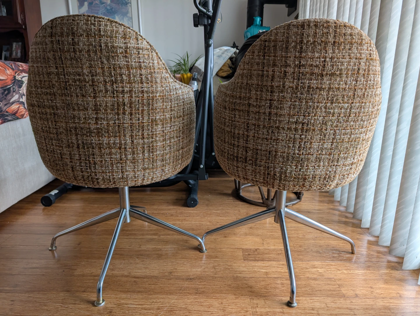 Set of 2 Swivel Accent Chairs - photo 2