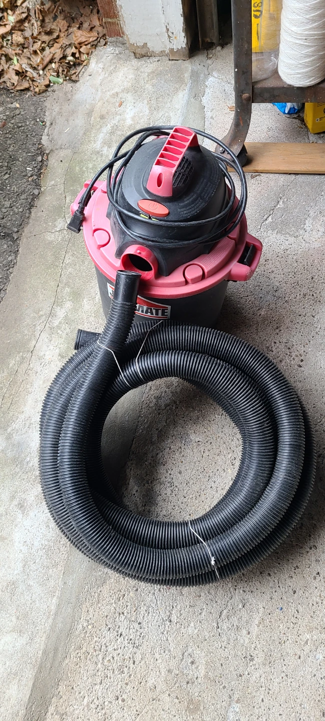 Small Shop Vac. *Needs Hose Adapter