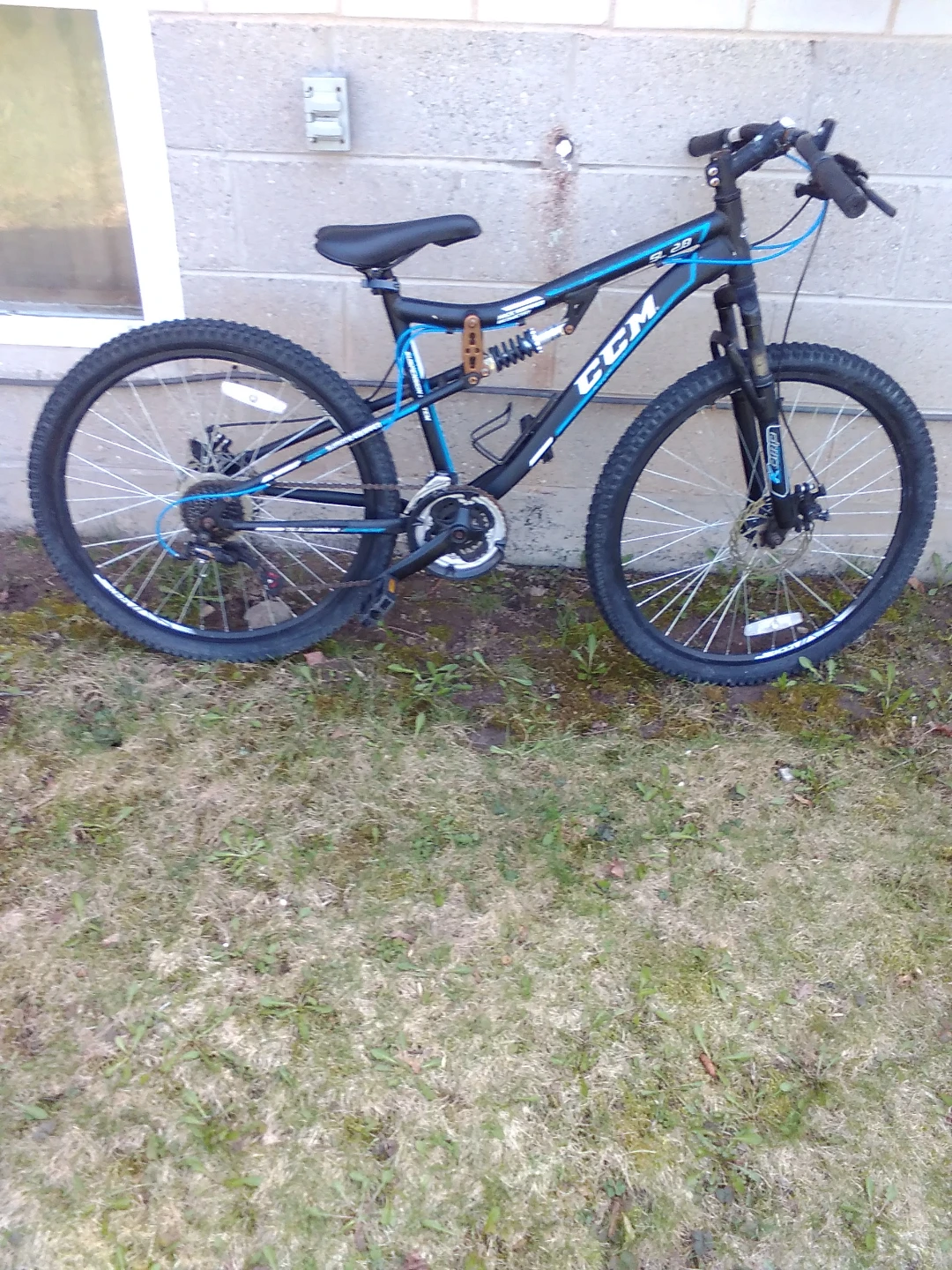 BICYCLE. CCM. 21 Gear. RACE INSPIRED. SHIMANO EQUIPPED.