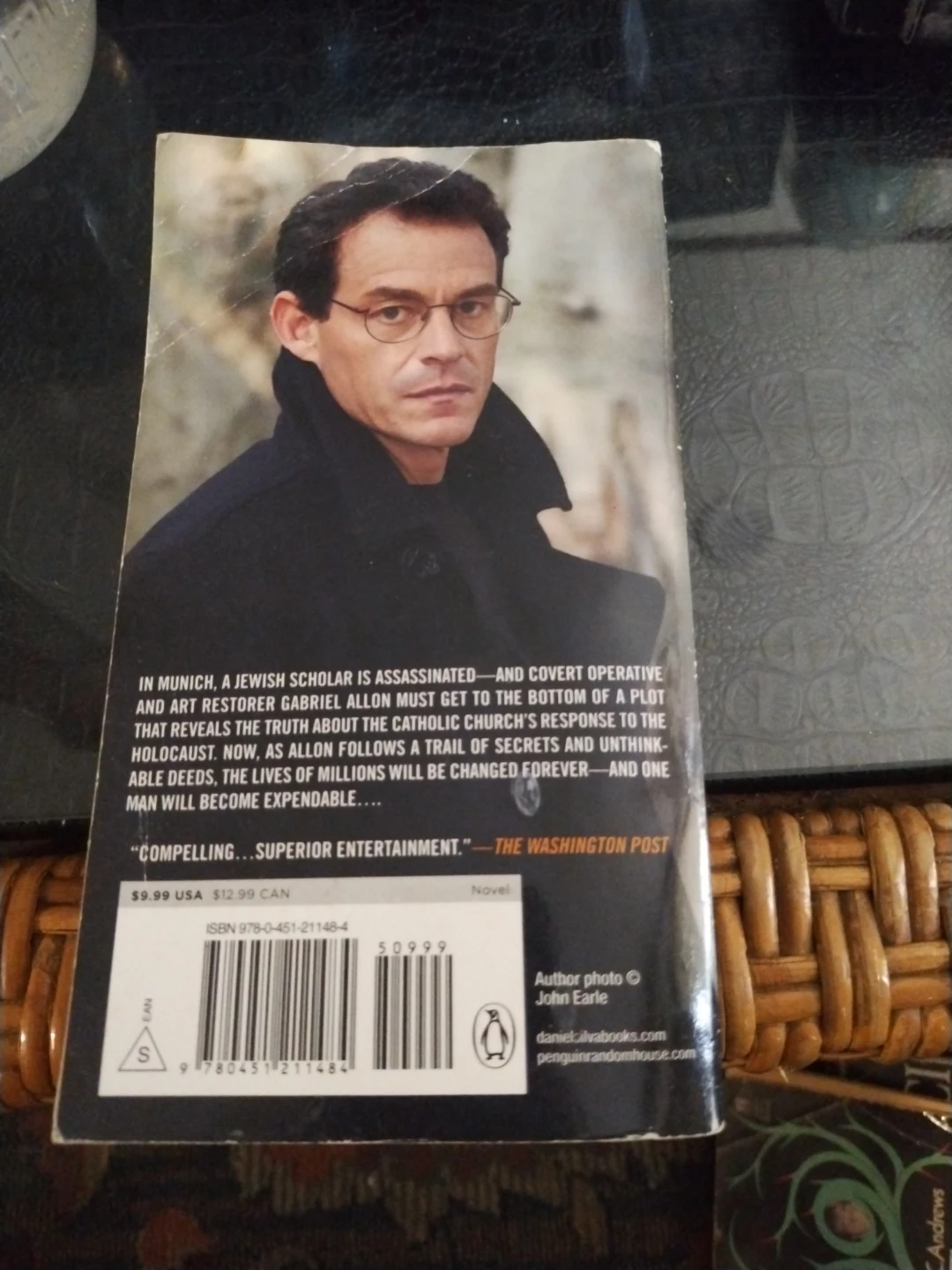 The Confessor by Daniel Silva - photo 2