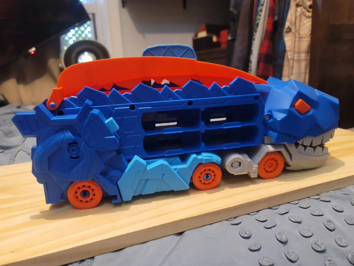 Hot Wheels Ultimate t-rex transporter