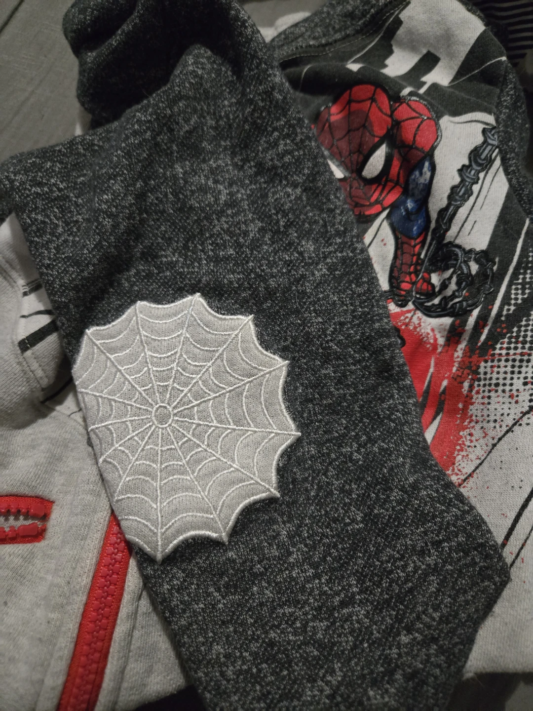 Boys size 5/6 disney spiderman sweater - photo 2