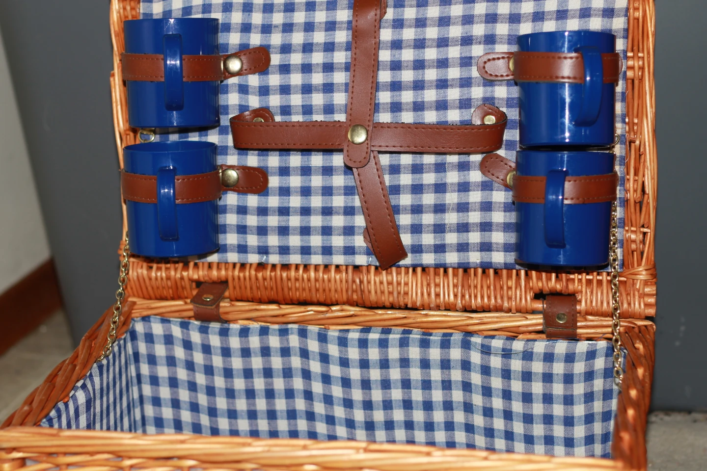 Wicker Picnic Basket with 4 Blue Cups