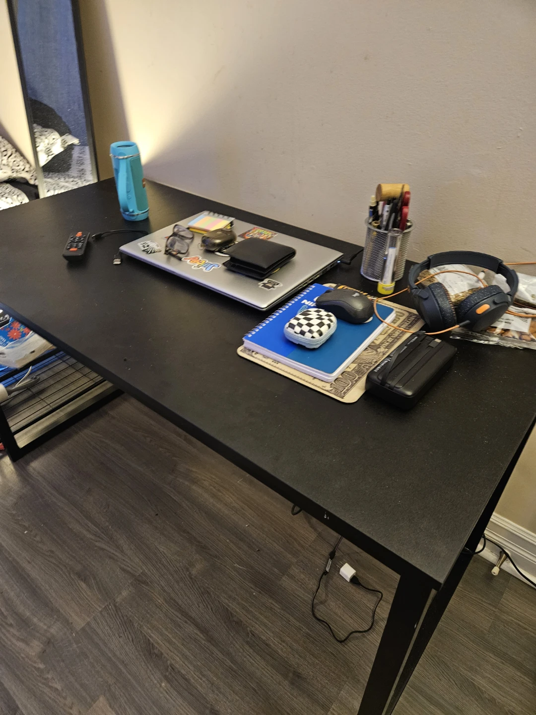 Black Metal Desk with White Swivel Chair - photo 4