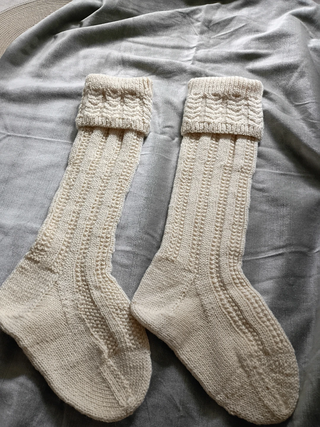 Cream Cable Knit Kilt hose. Men's size 11