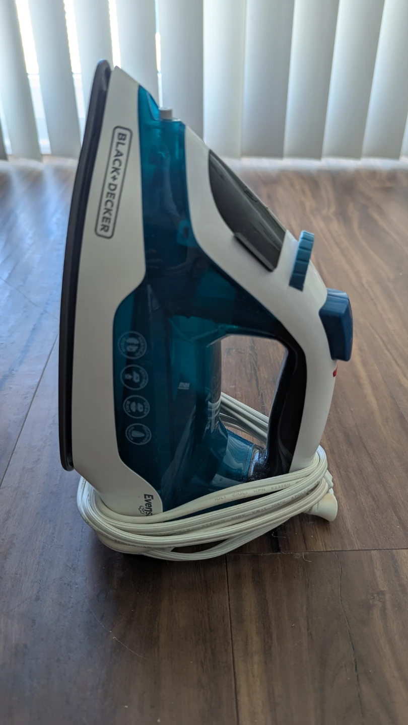 Compact steam iron
