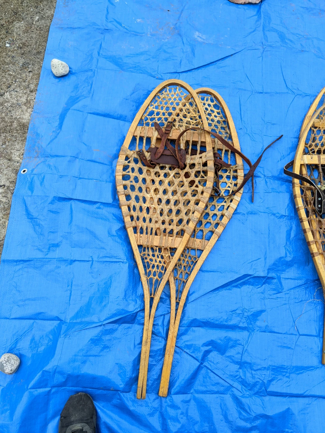 🌱2 pairs of Vintage adult snowshoes