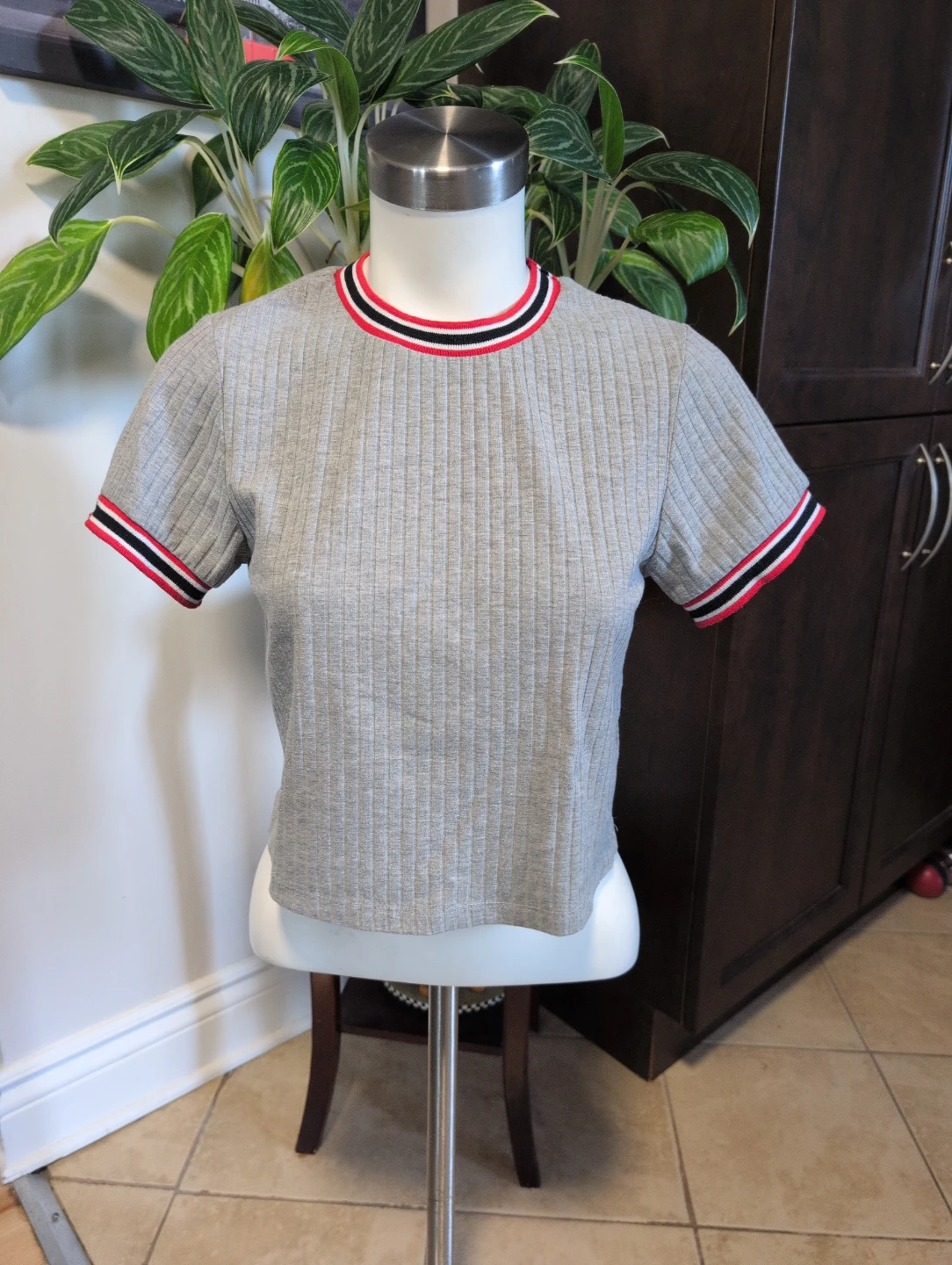 Kendall & Kylie Grey Ribbed Cropped T-Shirt Size L