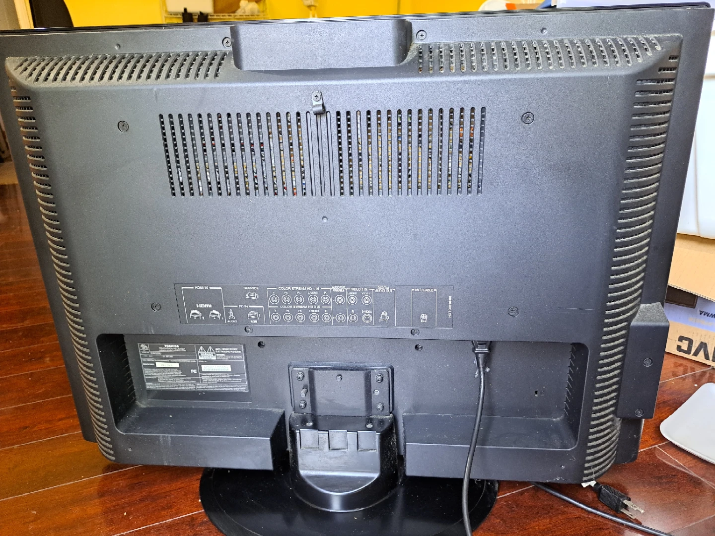 Toshiba 32" Flat Screen TV - photo 3