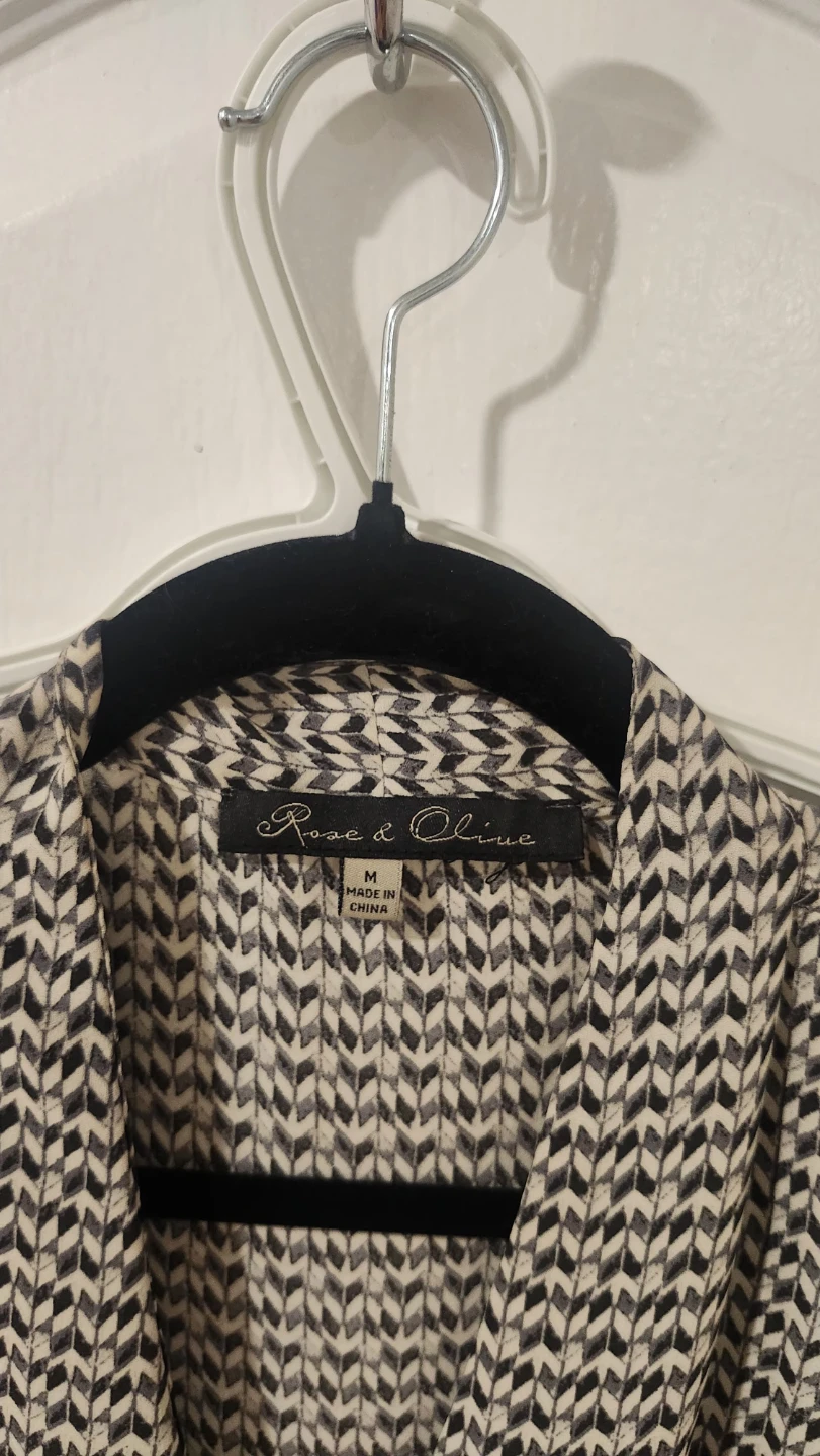 Rose & Clive Women's Geometric Print V-Neck Blouse - Size M - photo 2