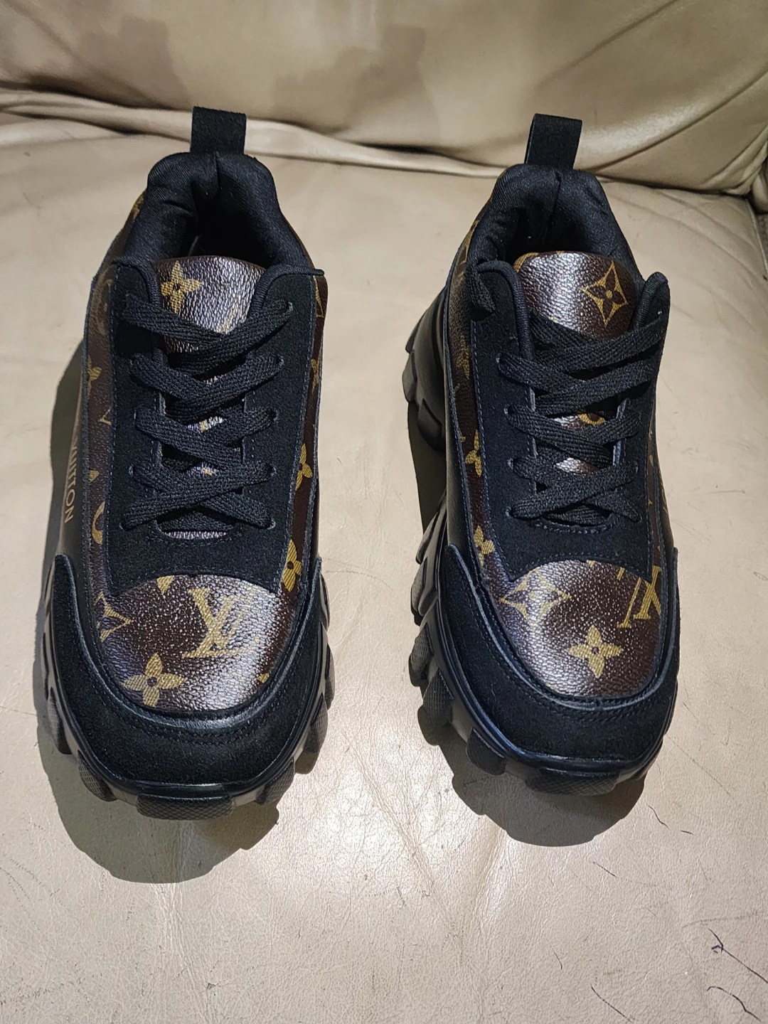 Women's Louis Vuitton sneakers .