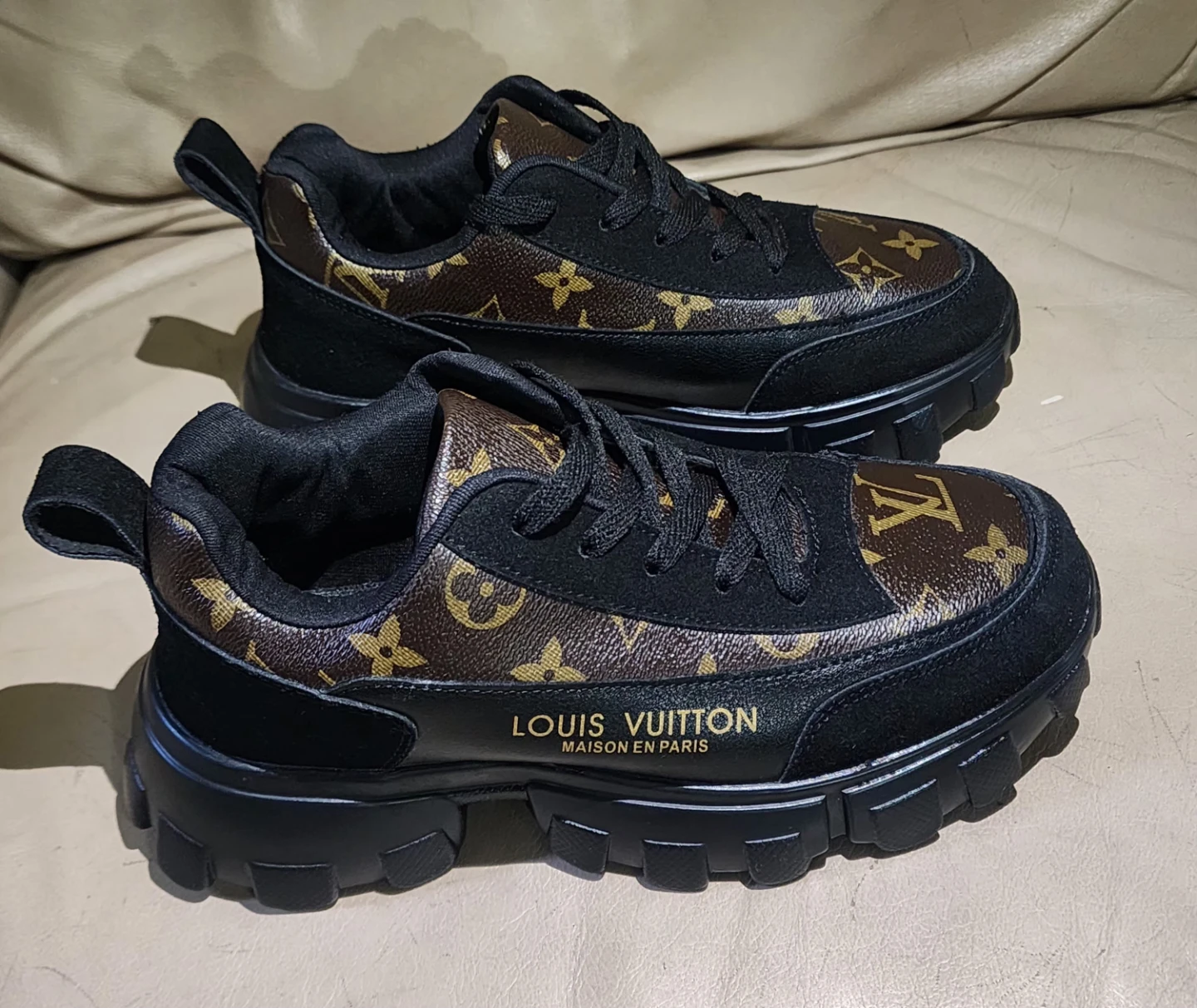 Women's Louis Vuitton sneakers . - photo 3