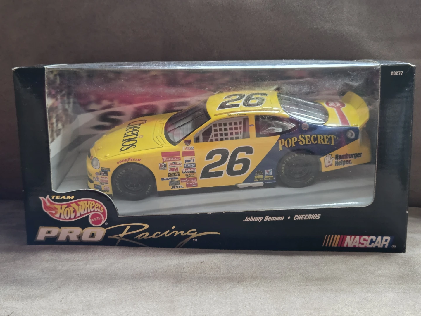 Hot Wheels Pro Racing 1:24 Johnny Benson Cheerios NASCAR #26