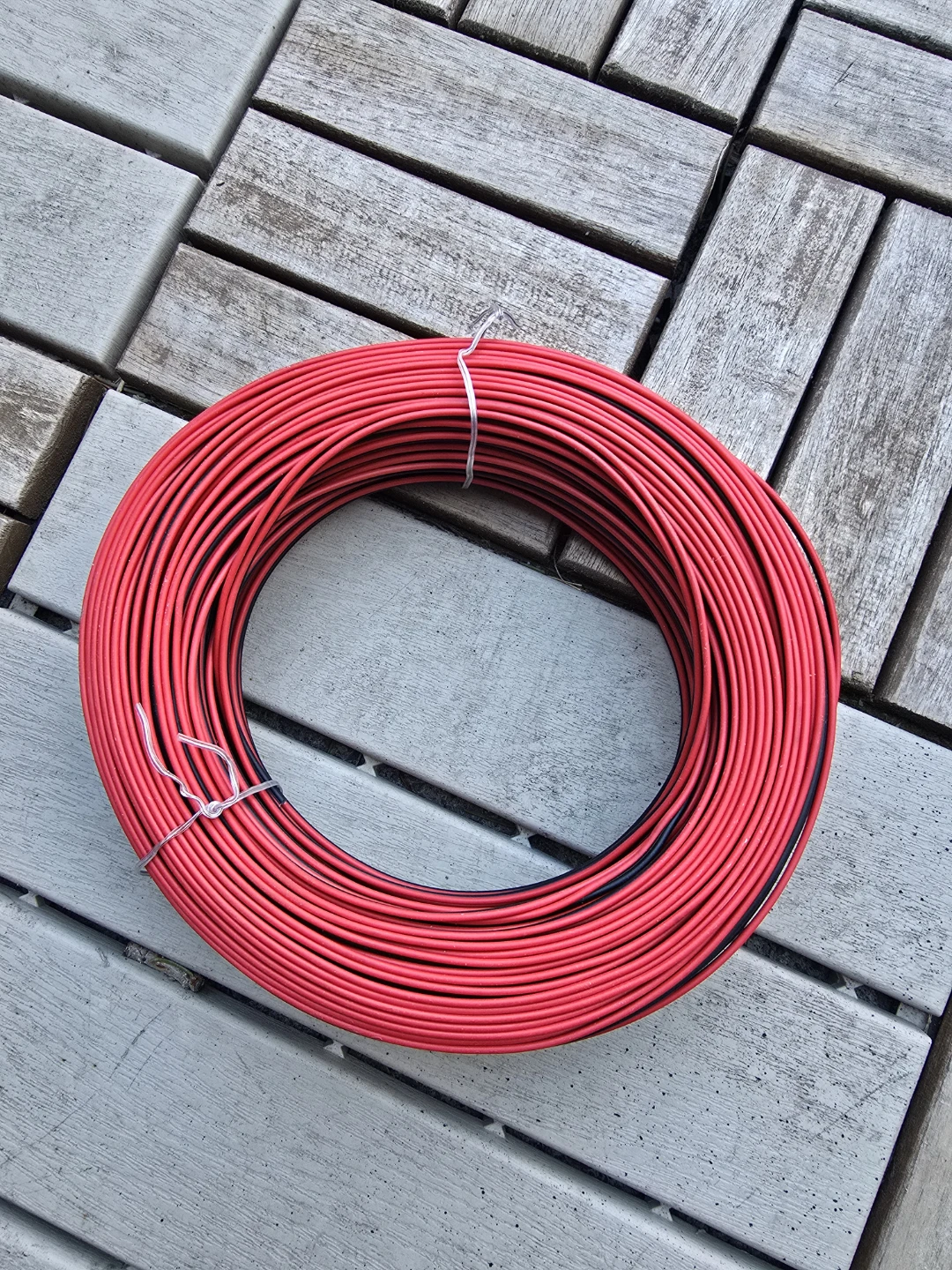 Red and black 22 AWG speaker cable