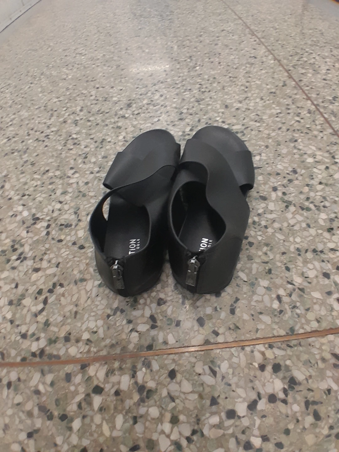 Reaction Kenneth Cole Black Slide Sandals Women's Size 8