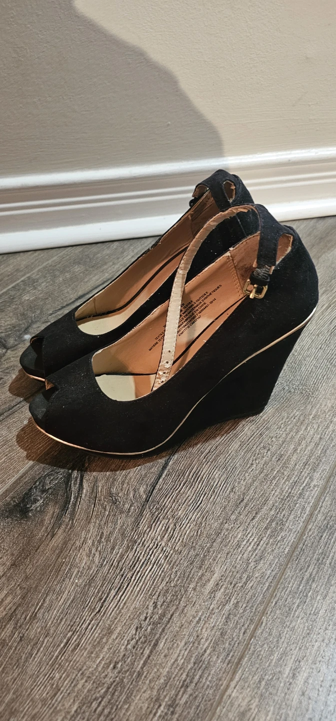 Woman's Heels and Winter Boots - photo 3