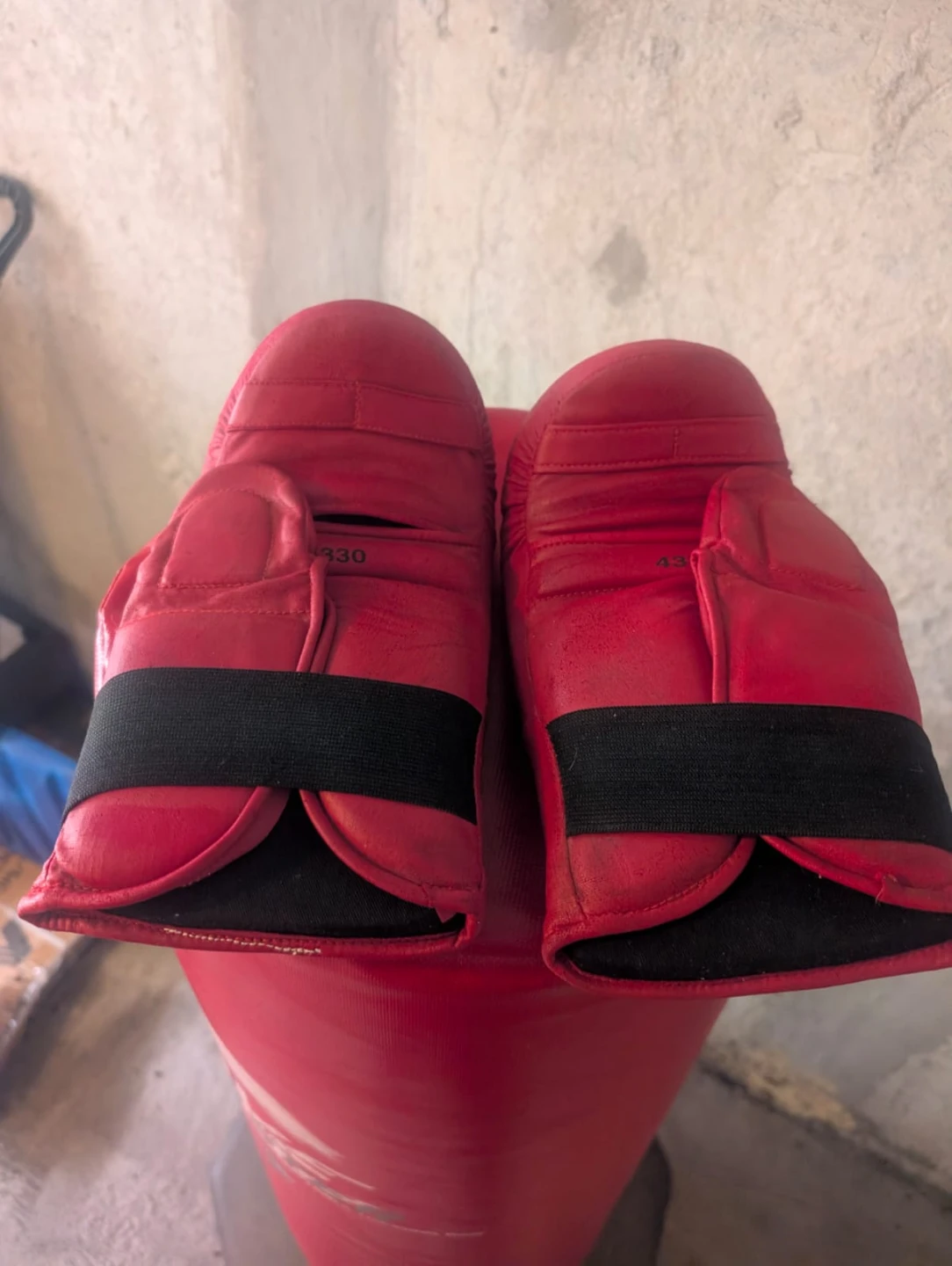 Century Wavemaster punching bag with Everlast training gloves - photo 3