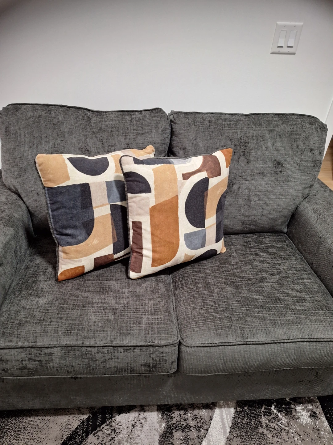 Dark Grey Loveseat Sofa with Geometric Accent Pillows - photo 5