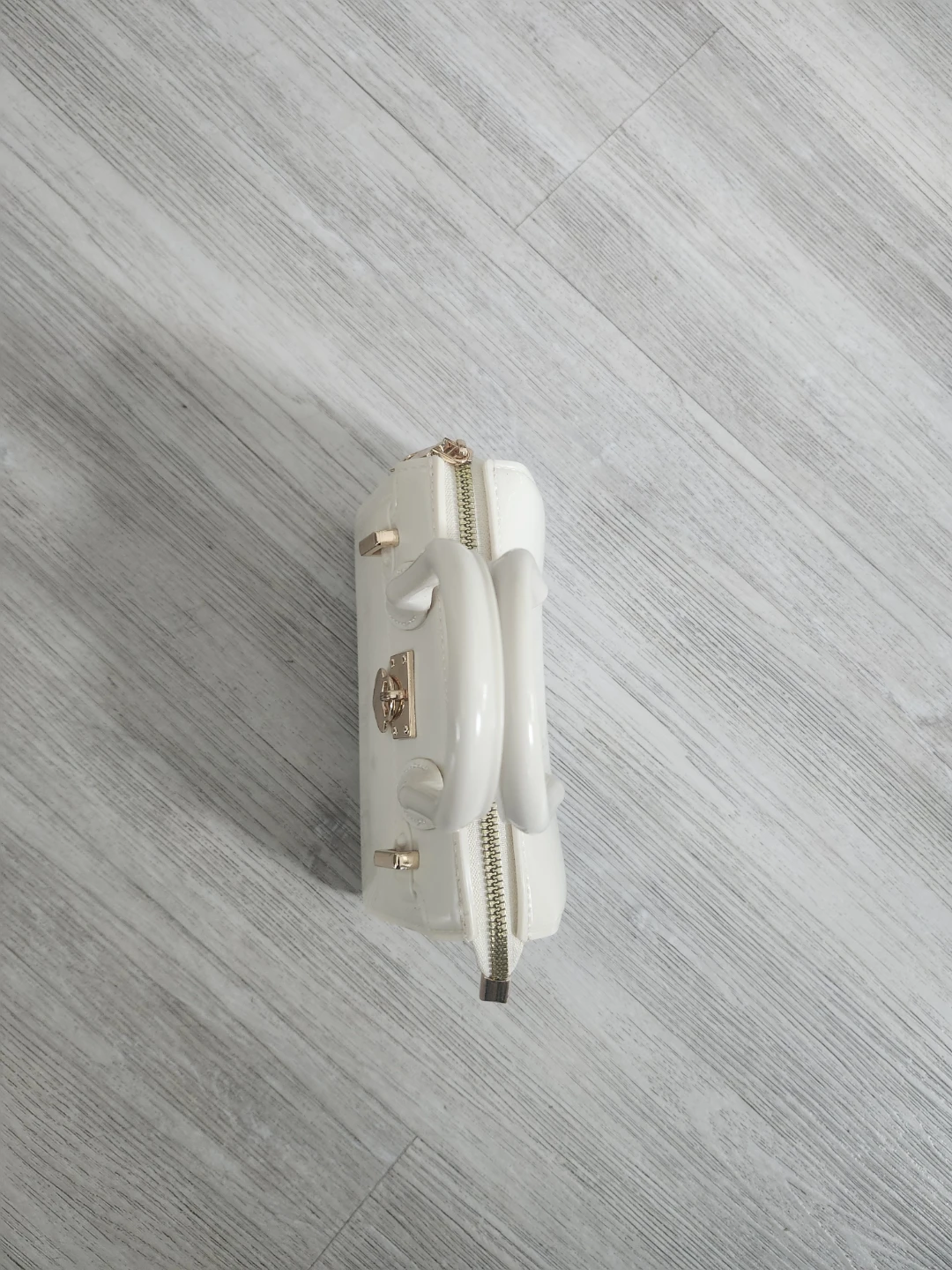 White mini handbag with heart lock - photo 3
