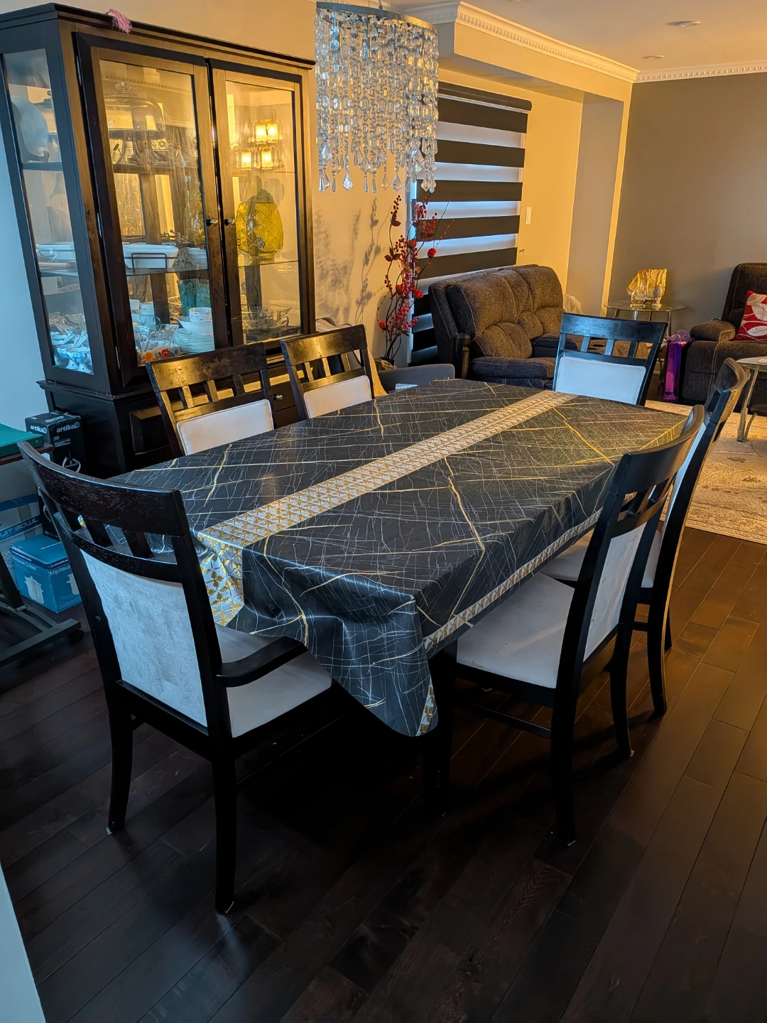 Dining room table and 6 chairs for sale - photo 3