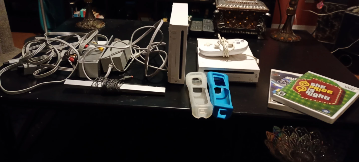 Nintendo Wii Console Bundle with The Price Is Right Game