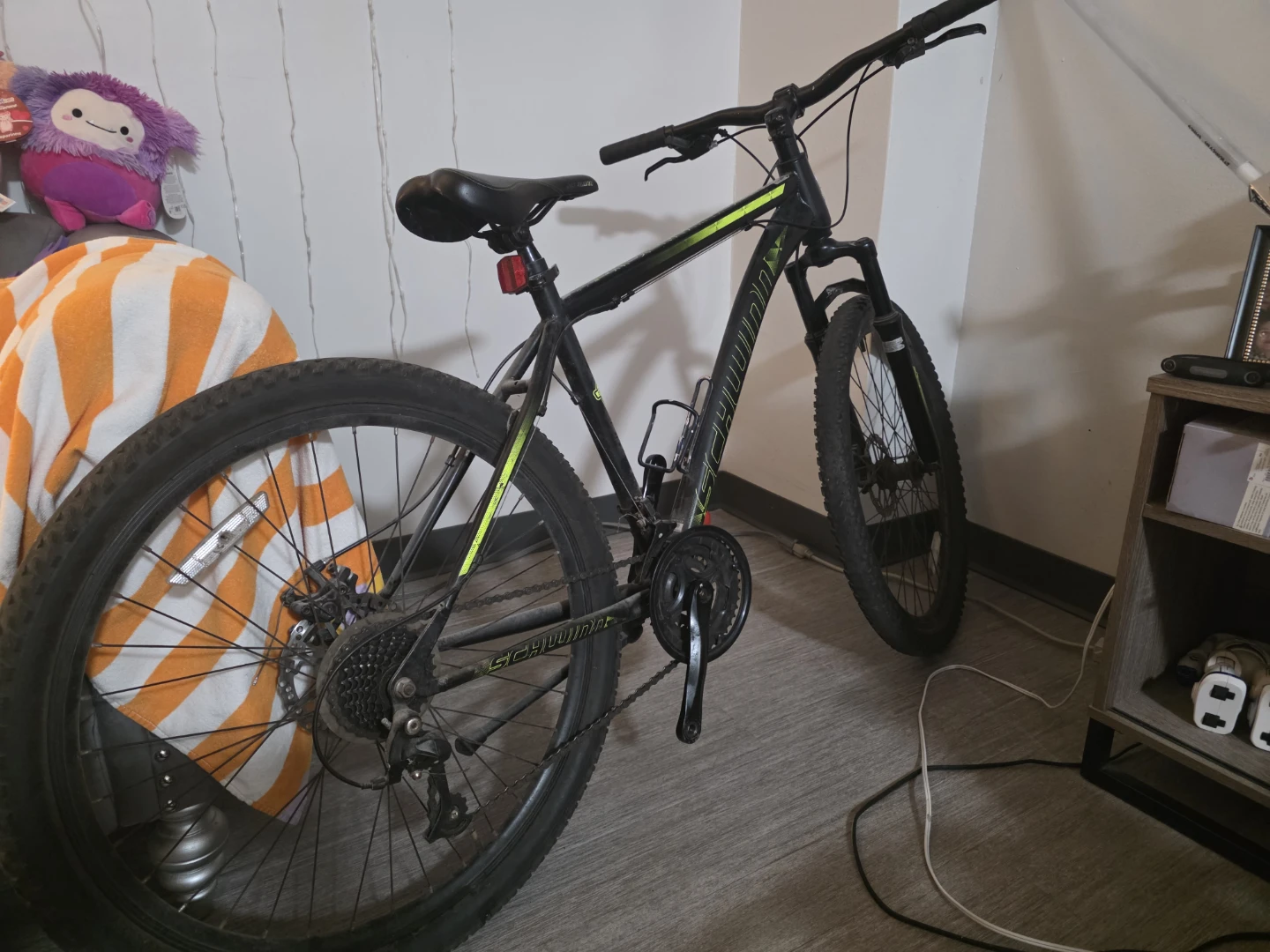 Worn down bicycle, good for spare parts/possible repair.