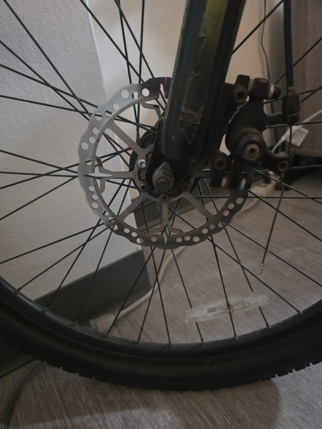 Worn down bicycle, good for spare parts/possible repair. - photo 2