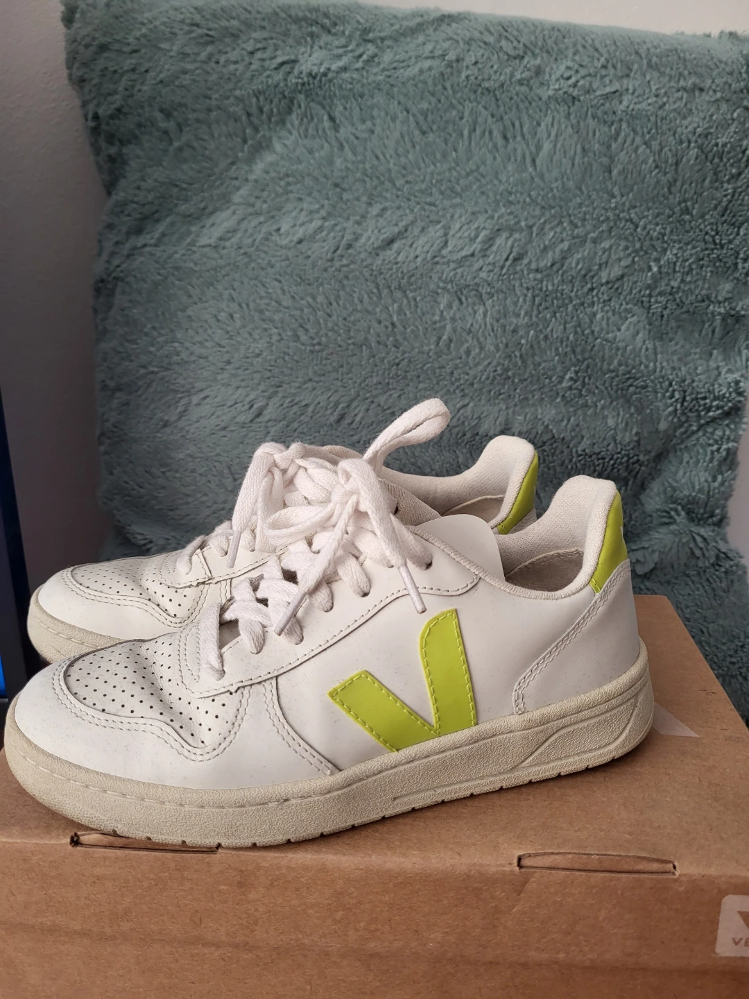 Mint Condition - VEJA Sneakers White Neon