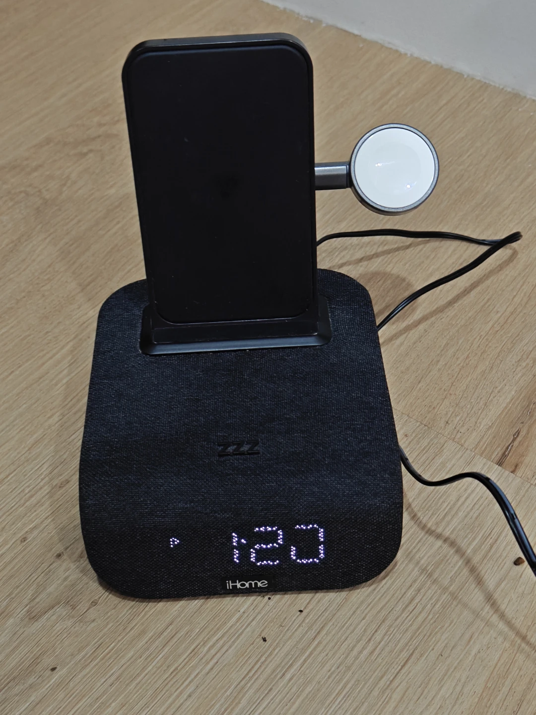 iHome Wireless Charging Alarm Clock - photo 2