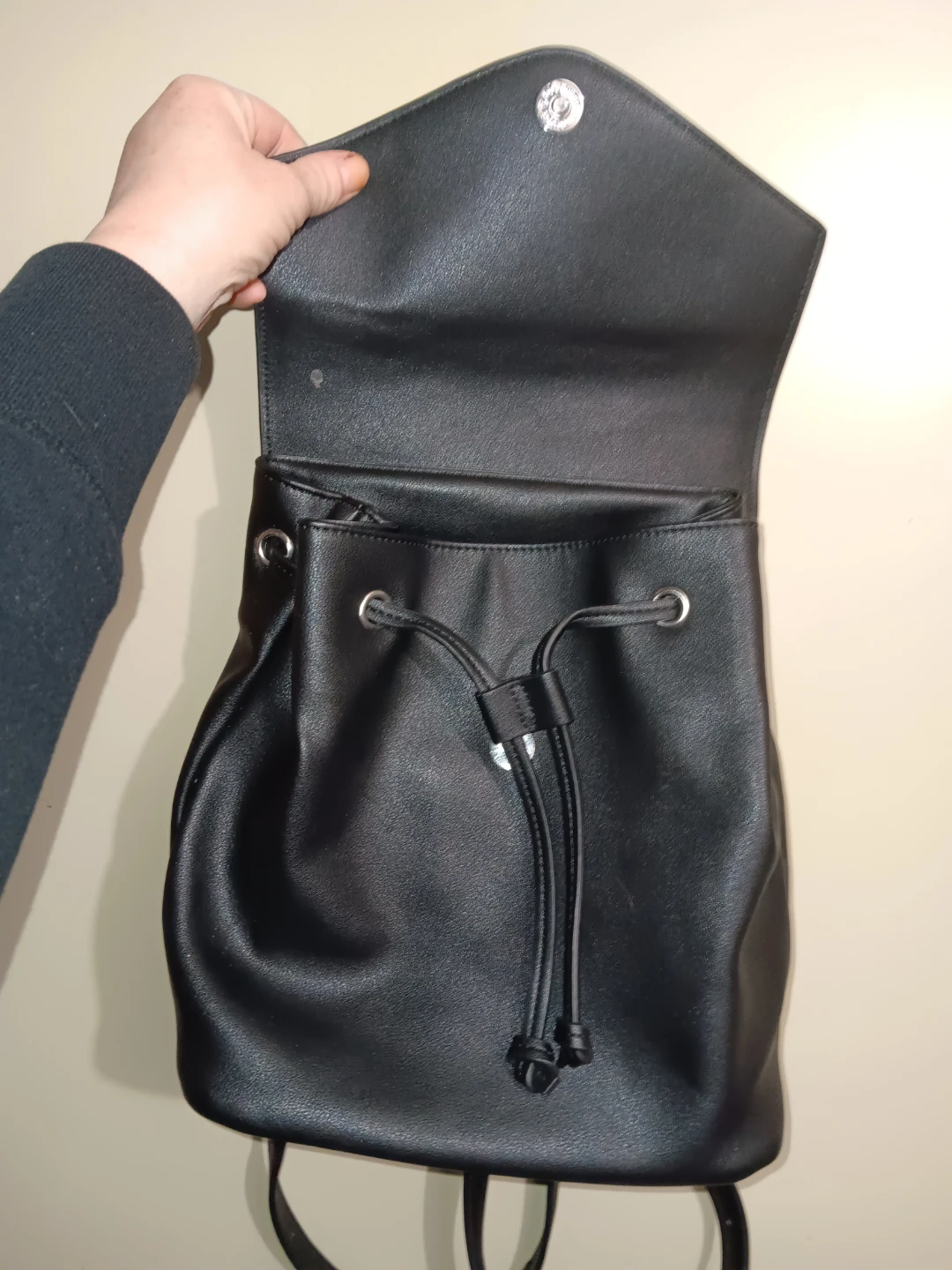 BNWOT, Black, Medium Sized Backpack!! - photo 3
