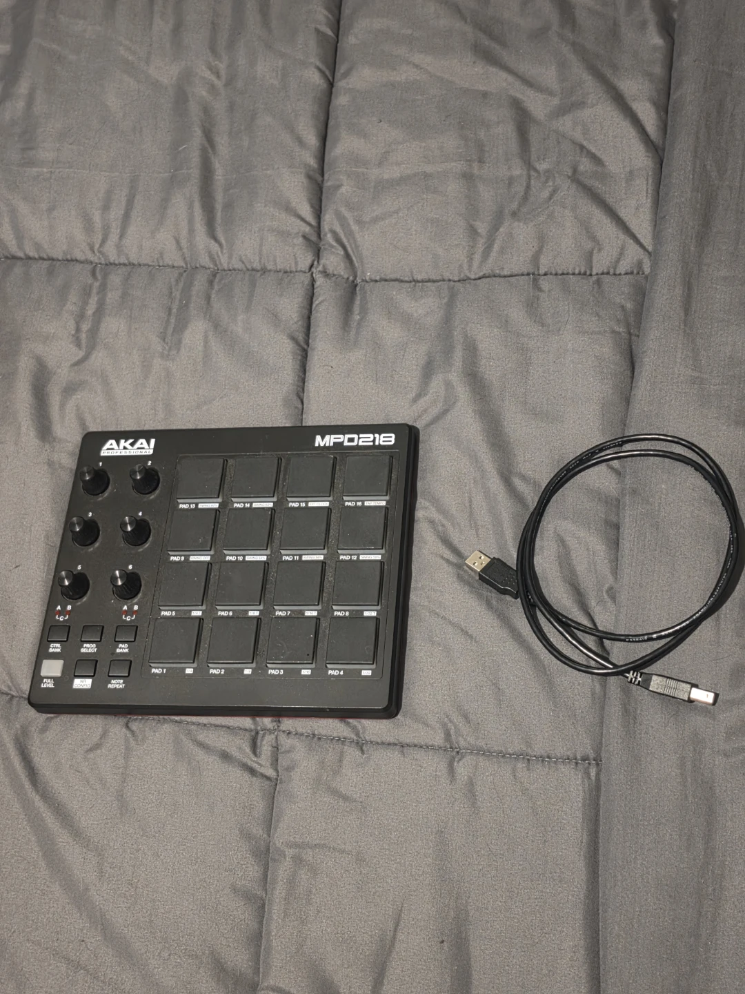 AKAI MPD218 MIDI Pad Controller with 16 MPC Pads - photo 3