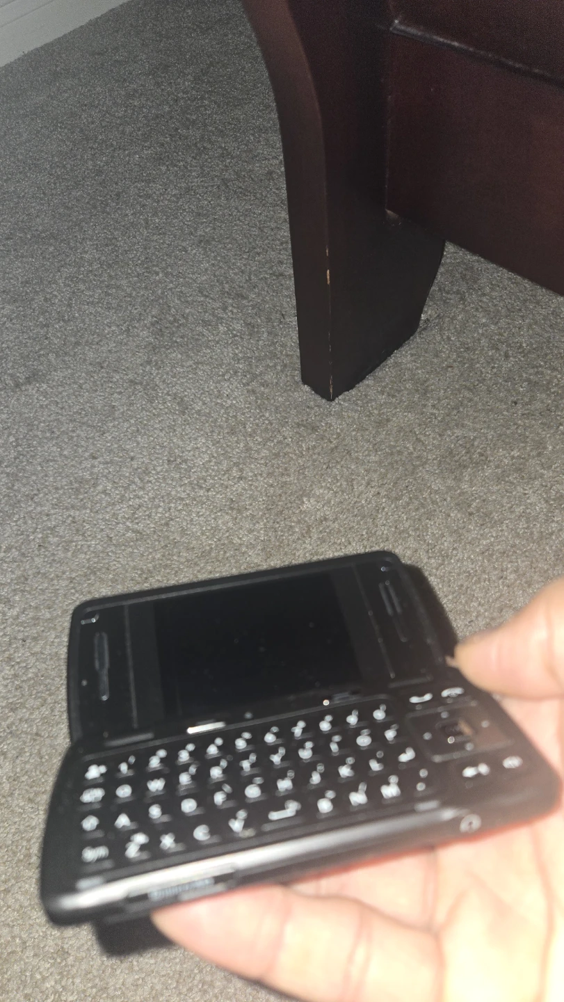 Old phone, working (  no charger)